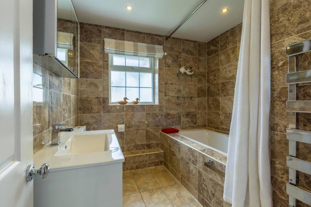 A Cheerful Three Bedroom House In Leafy Lytham Lytham St Annes Εξωτερικό φωτογραφία
